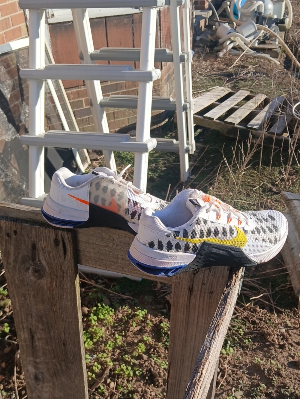 Nike Hyper Lift, React Sneaker White Cloth Black Spots Yellow Stripe